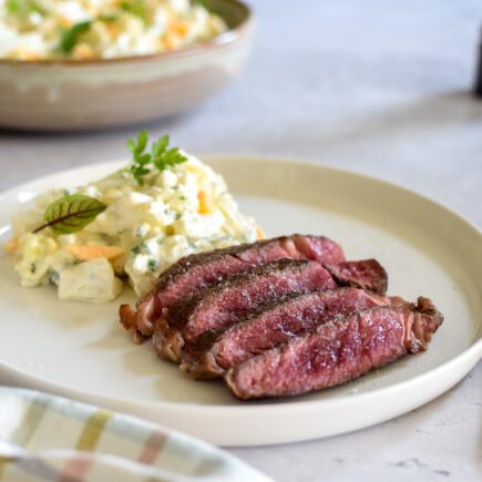 Gegrilde entrecote met aardappelsalade, asperges en tuinkruiden