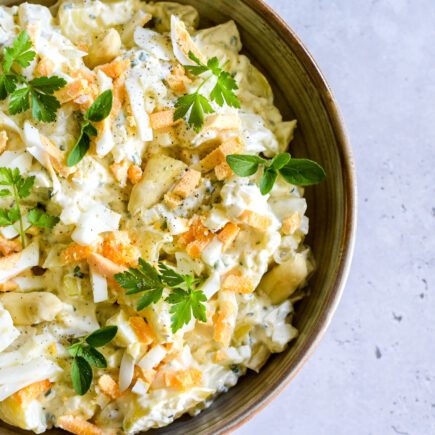 https://kriskookt.be/aardappelsalade-met-asperges-en-tuinkruiden/