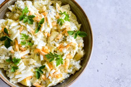 https://kriskookt.be/aardappelsalade-met-asperges-en-tuinkruiden/