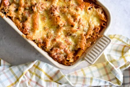 Gegrilde pastaschotel met tomatenroomsaus en spek