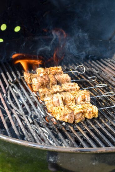 Barbecue spiesjes van buikspek