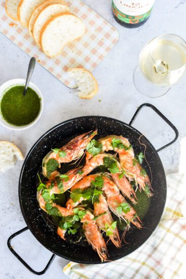 Gamba's met mojo verde en een glaasje Verdejo