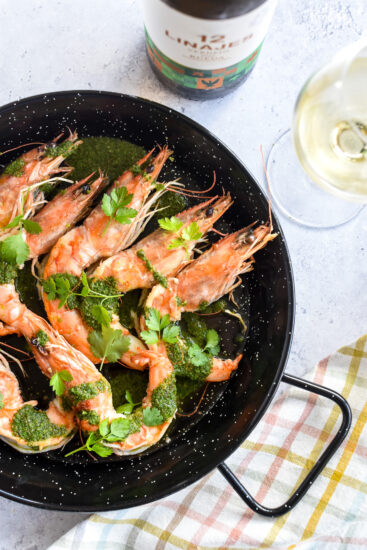 Gamba's met mojo verde en een glaasje Verdejo