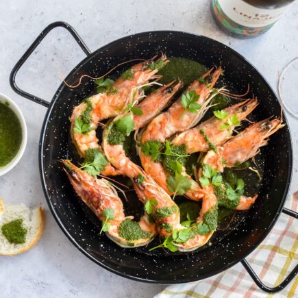 Gamba's met mojo verde en een glaasje Verdejo