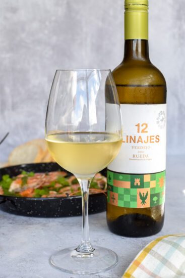 Gamba's met mojo verde en een glaasje Verdejo