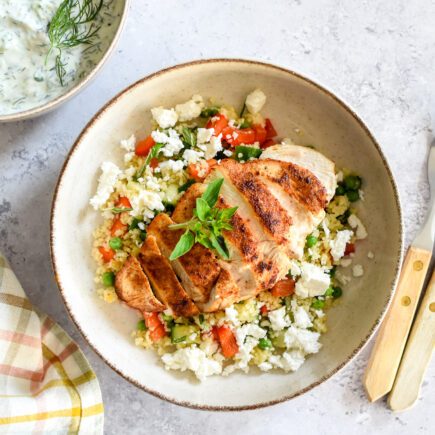 Griekse couscous schotel met kip en tzatziki