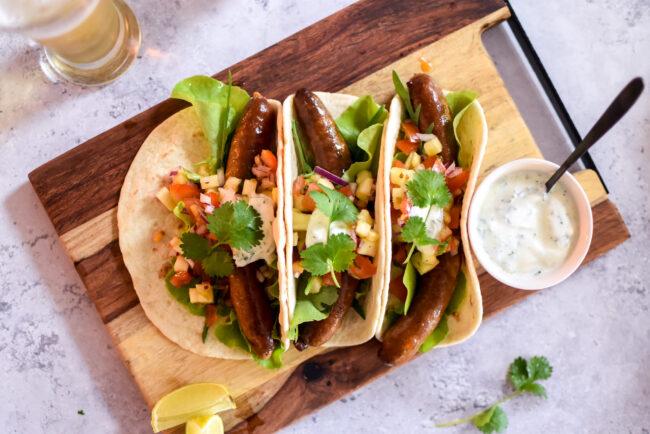 Taco met merguez en salsa van ananas