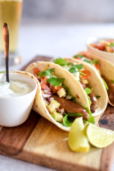 Taco met merguez en salsa van ananas