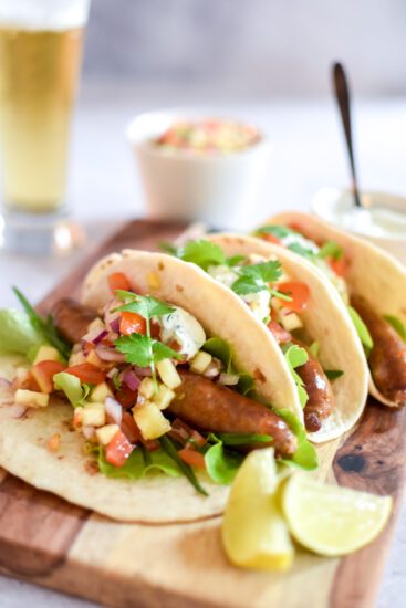 Taco met merguez en salsa van ananas