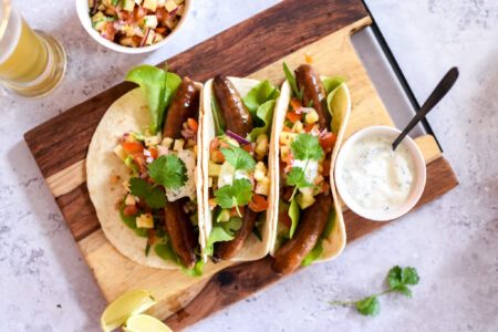 Taco met merguez en salsa van ananas