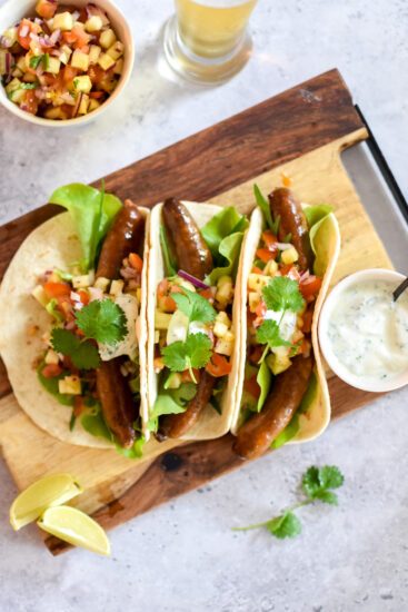 Taco met merguez en salsa van ananas