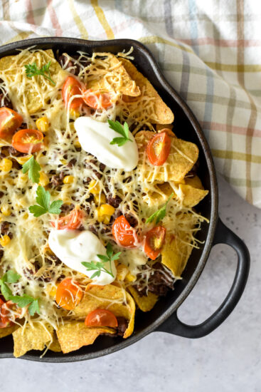 Loaded nachos met rundergehakt op de BBQ