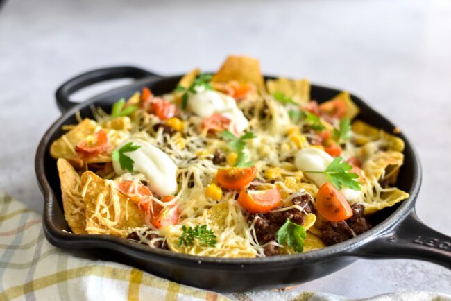 Loaded nachos met rundergehakt op de BBQ