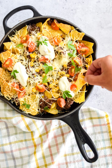 Loaded nachos met rundergehakt op de BBQ