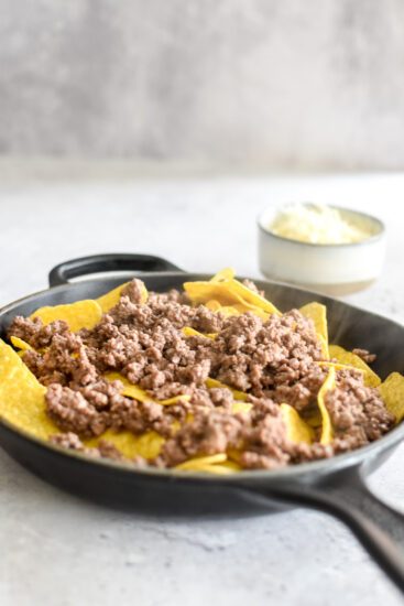 Loaded nachos met rundergehakt op de BBQ