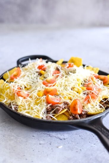 Loaded nachos met rundergehakt op de BBQ