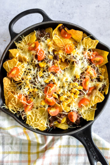 Loaded nachos met rundergehakt op de BBQ