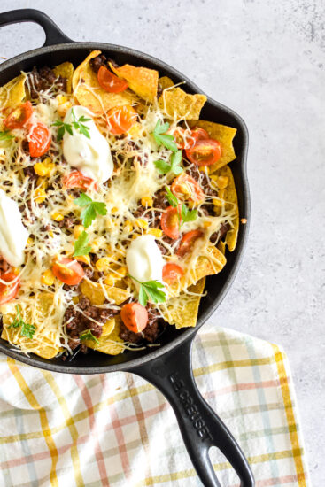 Loaded nachos met rundergehakt op de BBQ