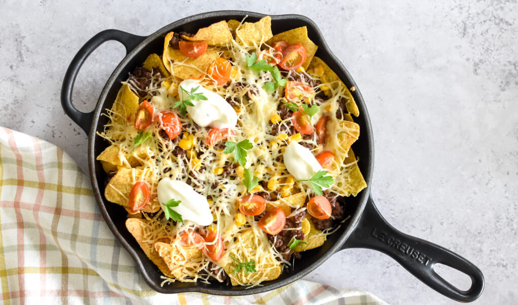 Loaded nachos met rundergehakt op de BBQ