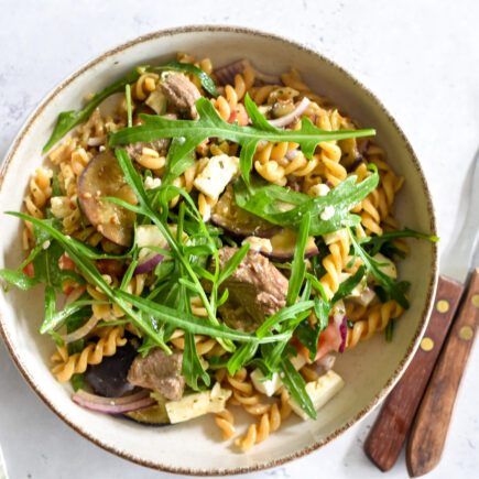 Griekse lamsschotel met pasta, feta en aubergine