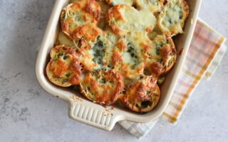 Kipgratin met kruidig stokbrood