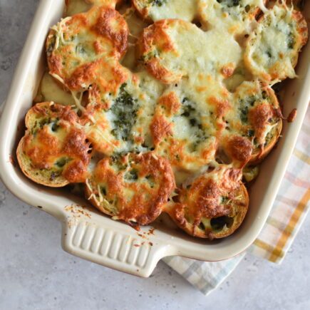 Kipgratin met kruidig stokbrood