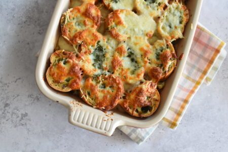 Kipgratin met kruidig stokbrood