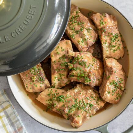 Ribbetjes op schoonvaders wijze Bak de ribben aan in de hete pan zodat zo mooi bruin zien Haal de ribben even uit de pan Pel de ui, snij deze in halve ringen Stoof de ui aan in de pan van de ribben Voeg de bloem toe, stoof deze kort meer aan Blus de pan bier, roer alle aanbaksels los. Doe de ribben terug in de stoofpan Voeg de bouillon, mosterd, tijm, rozemarijn en laurier toe Laat het geheel 2 uur zachtjes pruttelen onder deksel Haal de ribben uit de bouillon Zeef en ontvet de bouillon Bind indien nodig de saus een klein beetje met maizena Breng de saus op smaak met peper en zout Voeg de ribben terug toe aan de saus Serveer naar eigen smaak met brood of gekookte aardappelen Smakelijk!