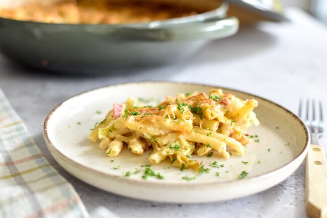 One pot wonder - Macaroni met savooie spitskool, spekjes en kaas