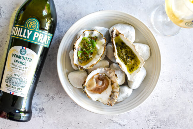 Nationale Oesterdag valt dan wel op 5 augustus. Het beste seizoen om oesters te eten is van september tot en met april. Daarom hebben een beetje gewacht met deze blog. In deze blog gaan we niet voor 1, maar voor drie oesters. Eentje klassiek en puur met enkele druppels Noilly Prat Extra Dry Vermouth. Een tweede oester serveren we met een zalig lekkere dressing van rode peper, gember en rijstwijnazijn. Voor de derde oester haalde ik inspiratie uit de Over Eten podcast met Donald Deschagt, The Seaweed chef.