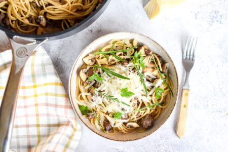 Pasta met wildgehakt en paddenstoelen