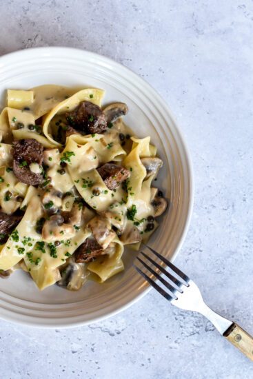 Pasta met biefstukpuntjes, champignons en peper