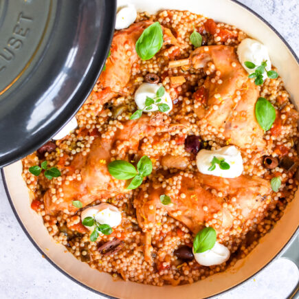 Griekse konijnenbout met parelcouscous