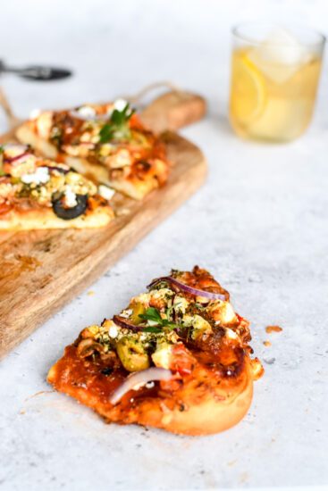 Pizza met merguez, feta en olijf