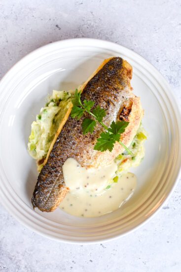 Zeebaars met stoemp en mosterdsaus