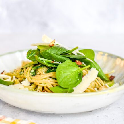 Pasta met pesto van spinazie en hazelnoot