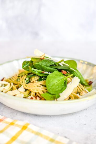 Pasta met pesto van spinazie en hazelnoot