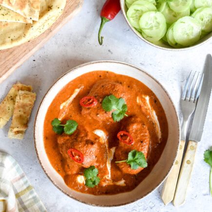 Butter chicken met naan en komkommer - Comfort food