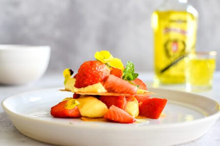 Millefeuille met aardbei, vanillecrème en Elixir D' Anvers