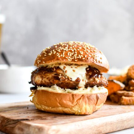 Streetfood-style brioche met kipdij, koolsla en white sauce