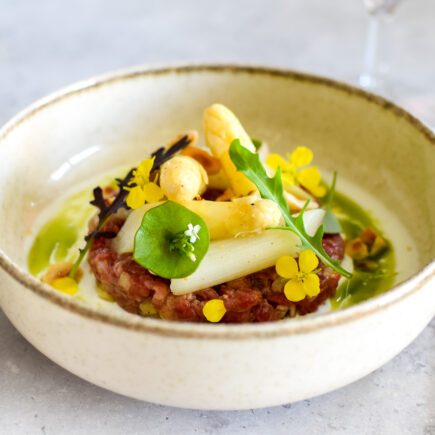 Rundstartaar met asperges en een dressing van zure room