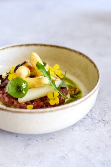 Rundstartaar met asperges en een dressing van zure room