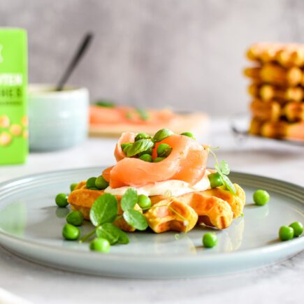 Wafel van kikkererwten met geitenkaas en gerookte zalm – snel recept