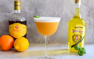 Sour cocktail met Elixir d’Anvers, sinaasappel, basilicum en rum