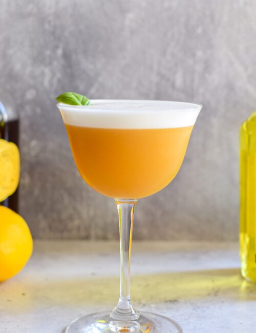 Sour cocktail met Elixir d’Anvers, sinaasappel, basilicum en rum