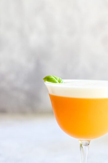 Sour cocktail met Elixir d’Anvers, sinaasappel, basilicum en rum