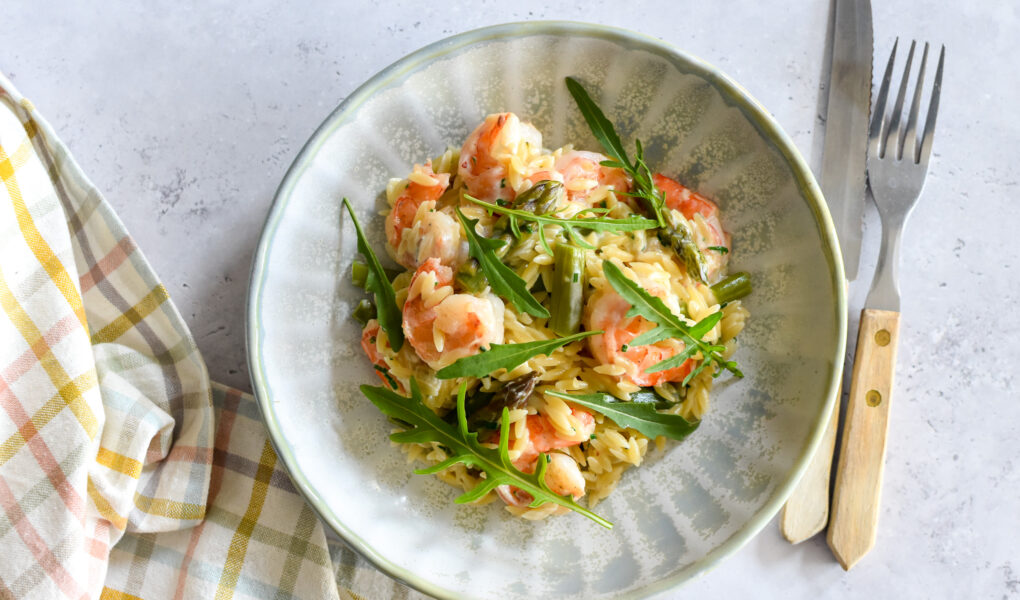 One pot wonder met orzo, asperges en scampi