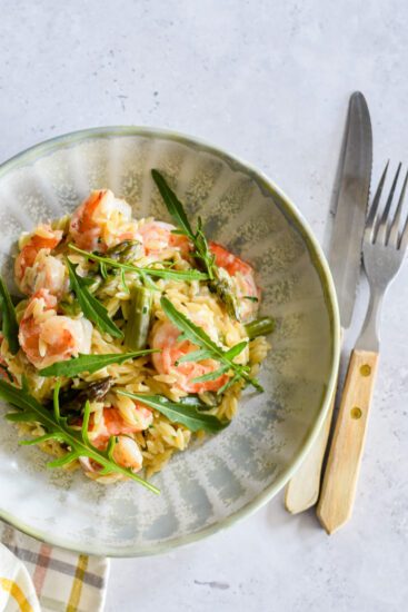 One pot wonder met orzo, asperges en scampi