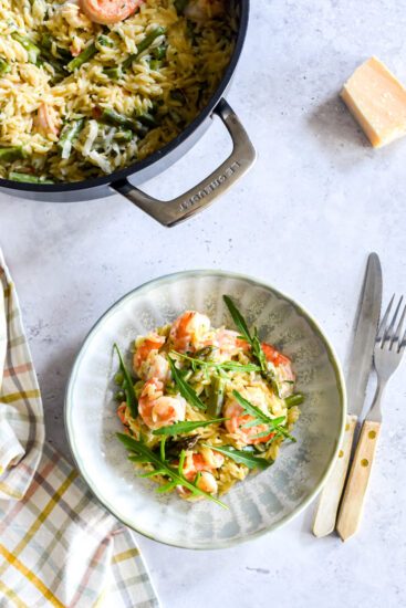 One pot wonder met orzo, asperges en scampi
