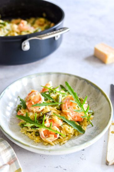 One pot wonder met orzo, asperges en scampi